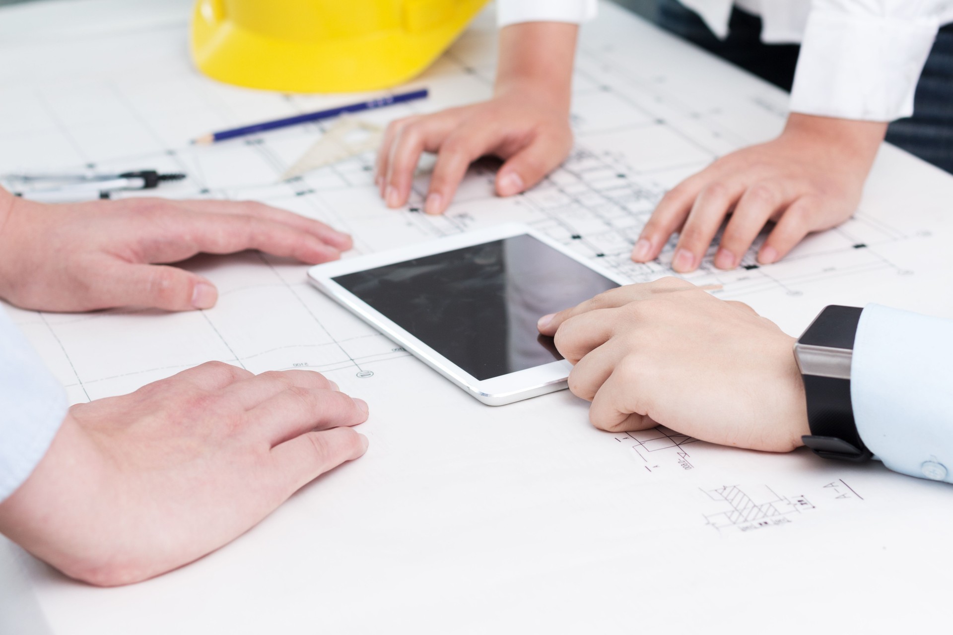 équipe de techniciens d’hommes discutant esquisse au bureau moderne