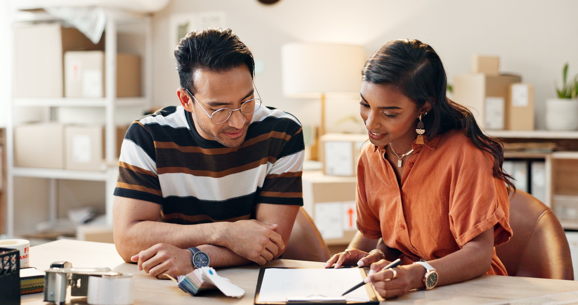 Formation, employé et femme dans une petite entreprise avec la logistique, la liste de contrôle ou la planification d’un horaire au bureau. Vérification de l’inventaire, de la paperasse ou de la lecture des règles de travail du lieu de travail, de 